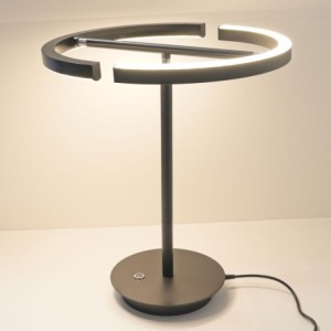 LED-Tischlampe Vega 18W 3000K in schwarz inklusive USB-Ladegerät