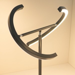 LED-Tischlampe Vega 18W 3000K in schwarz inklusive USB-Ladegerät